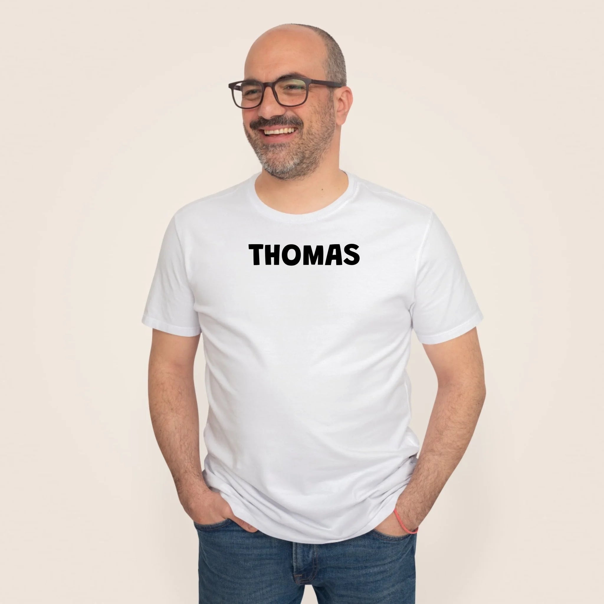 2000x2000px_Male-Model-Tshirt-Mockup2_beige_weiss