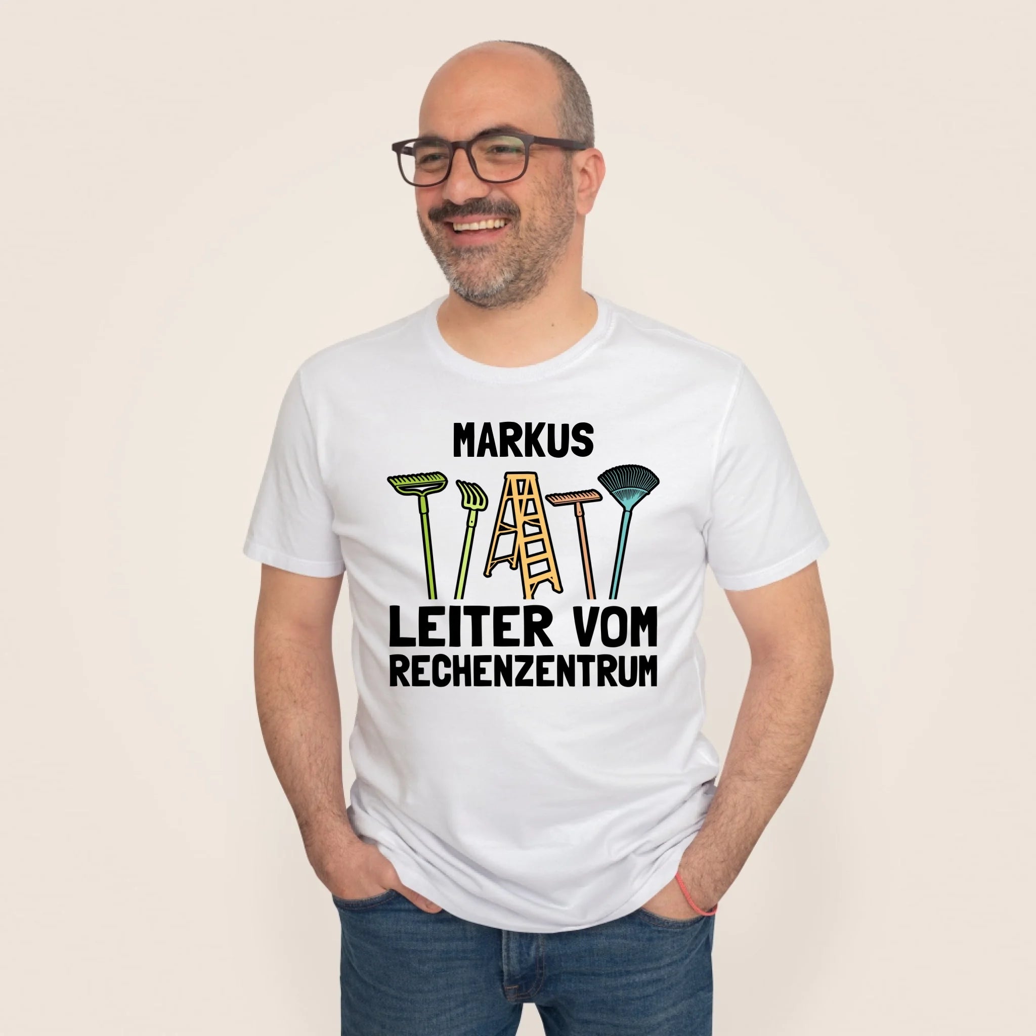 2000x2000px_Male-Model-Tshirt-Mockup2_beige_weiss