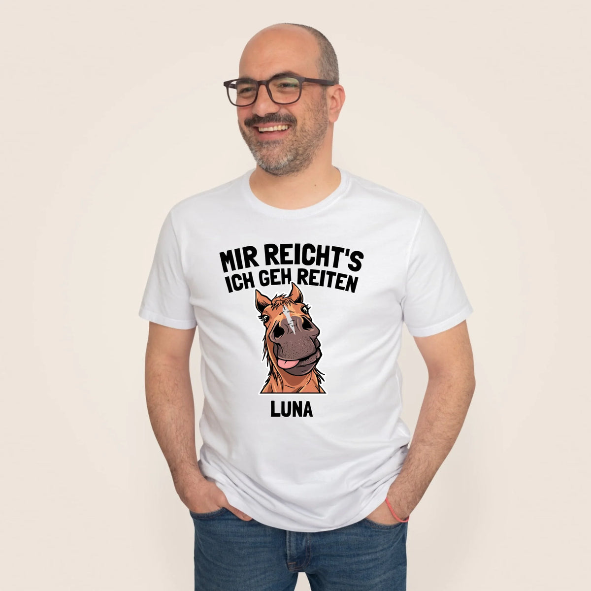 2000x2000px_Male-Model-Tshirt-Mockup2_beige_weiss